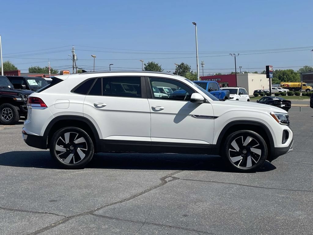 Used 2025 Volkswagen Atlas Cross Sport SE FWD image 9