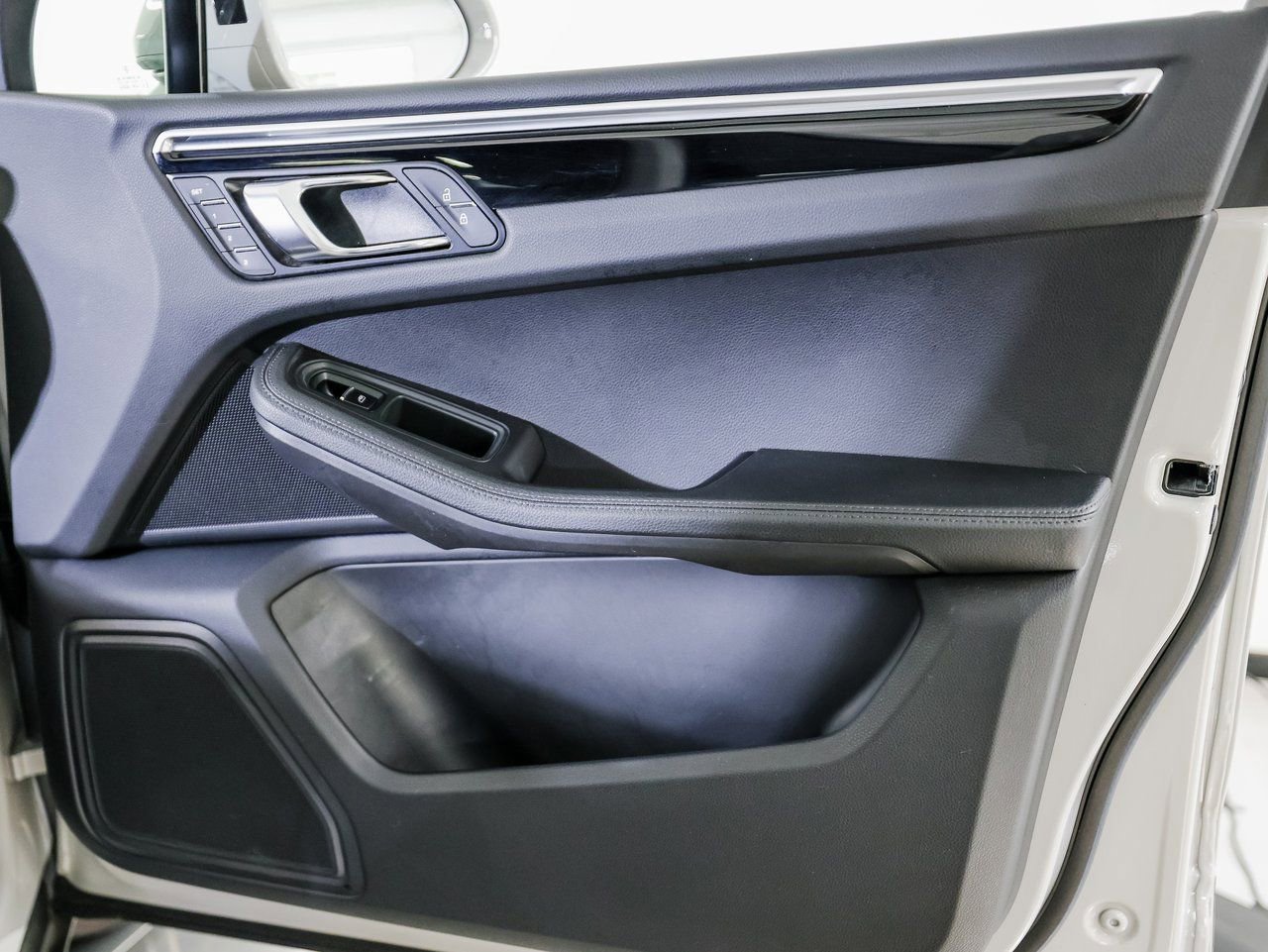 Certified 2023 Porsche Macan image 27