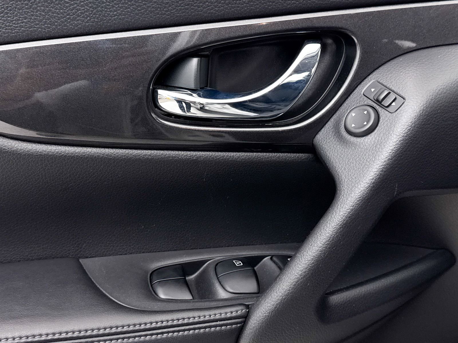 Used 2017 Nissan Rogue S image 23