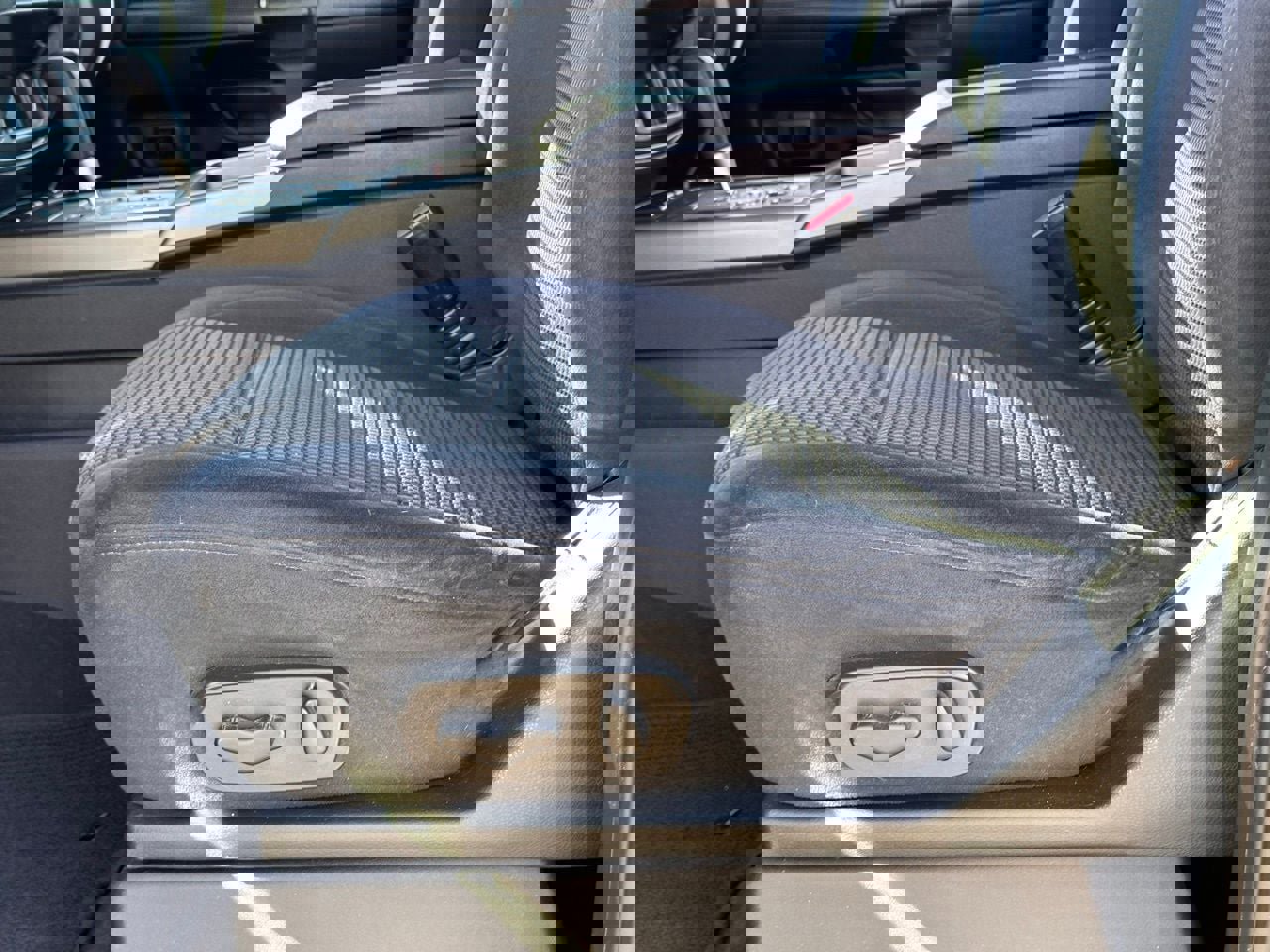 Used 2011 Nissan Armada SV image 28