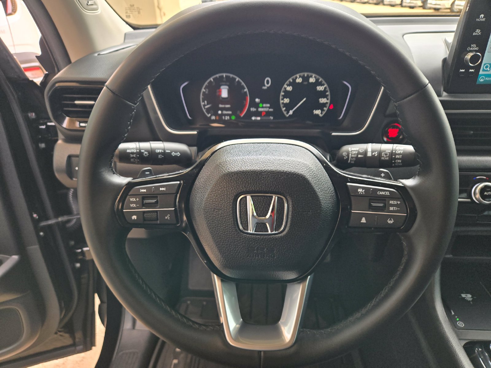Used 2025 Honda Pilot Touring image 11