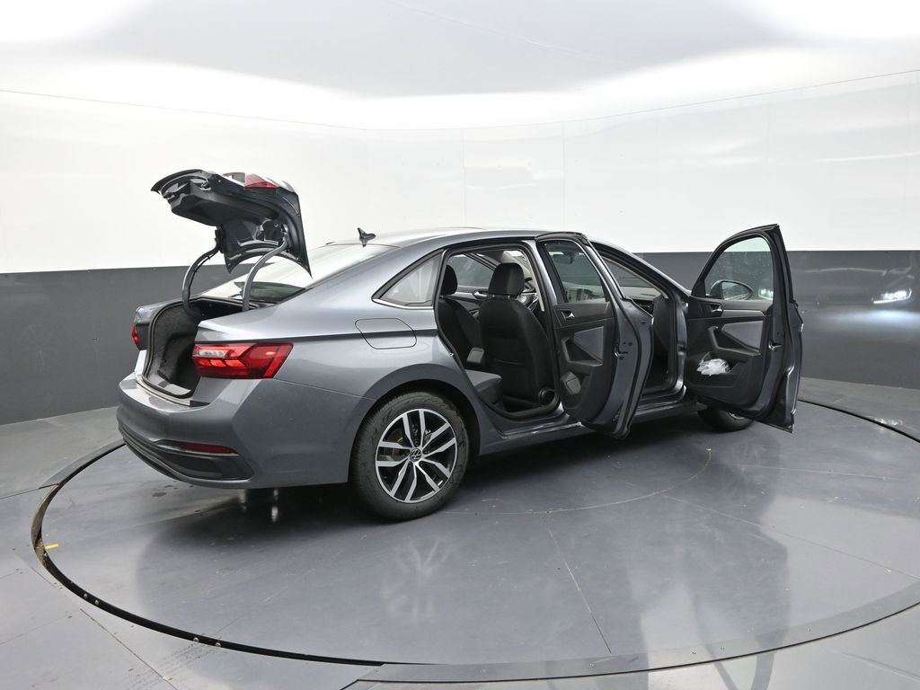 Used 2025 Volkswagen Jetta SE image 37
