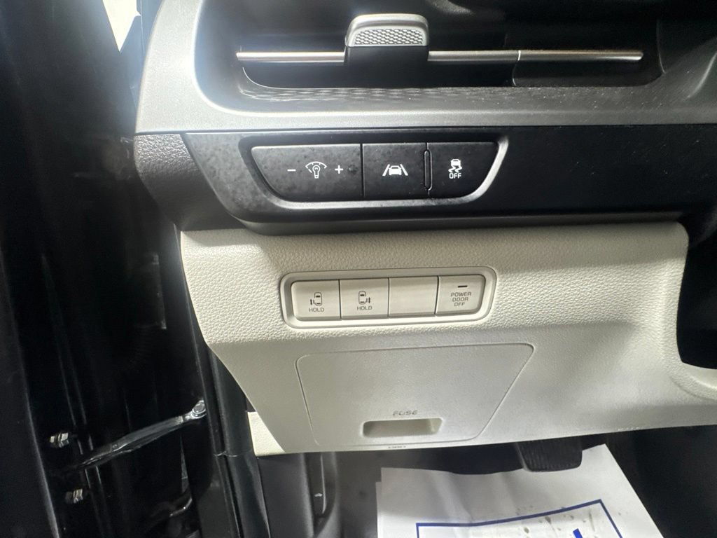 Used 2023 Kia Carnival LX FWD image 18