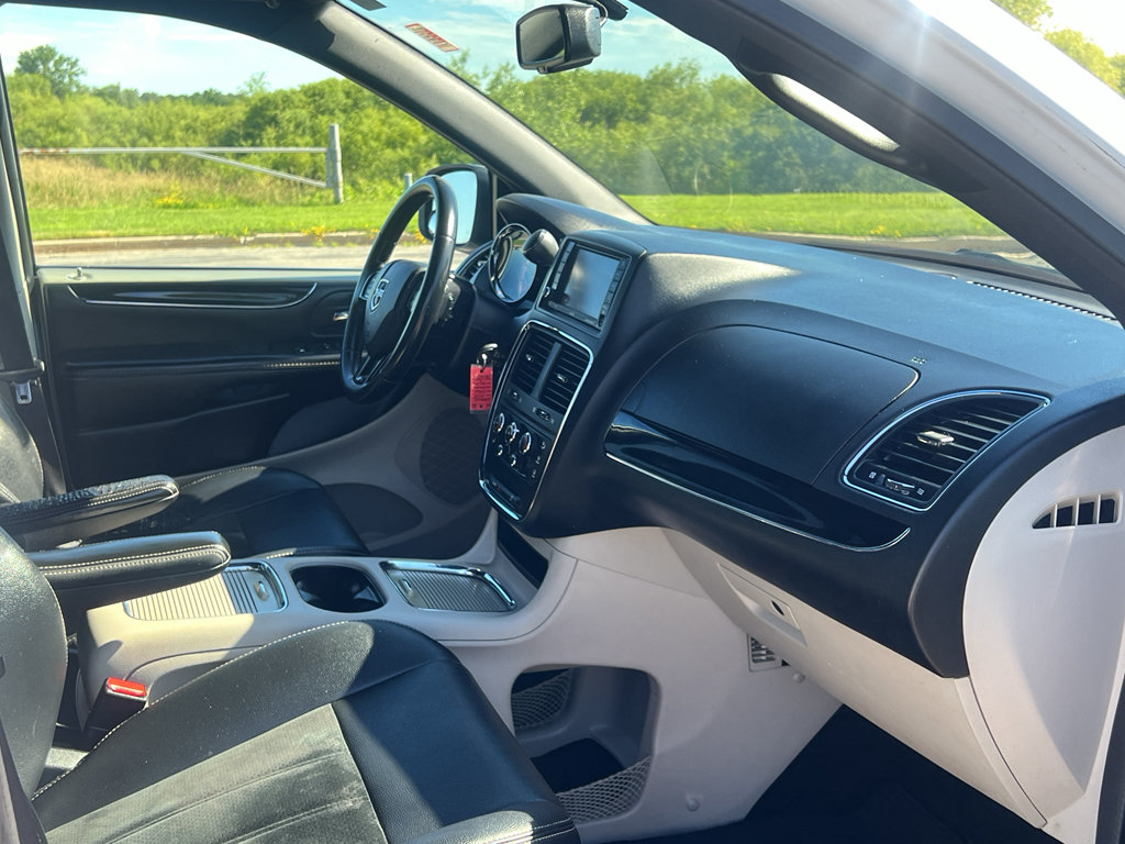 Used 2018 Dodge Grand Caravan SXT w/ Rear Park Assist Package FWD image 25