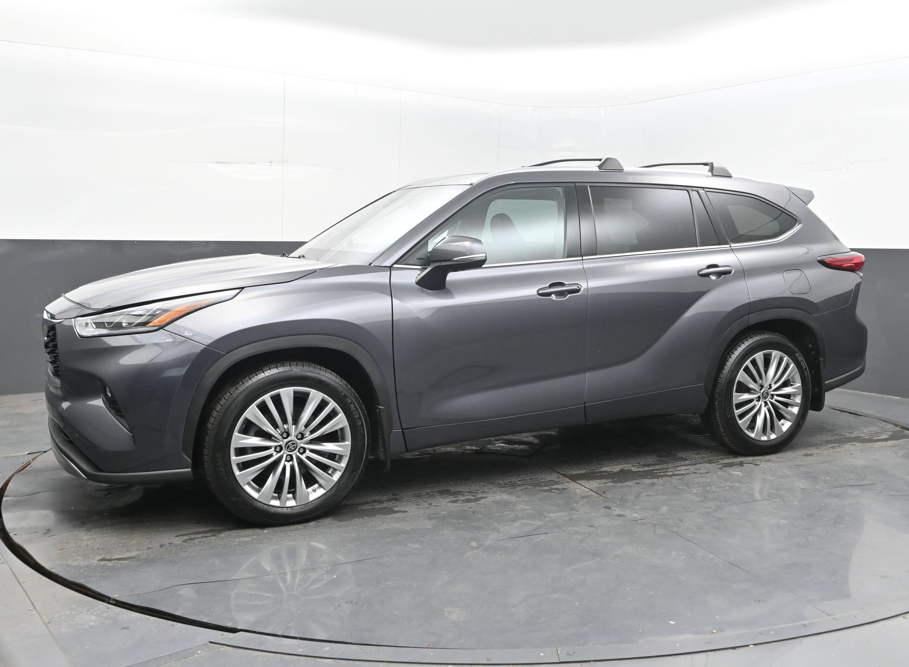 Used 2022 Toyota Highlander Platinum AWD/4WD image 4