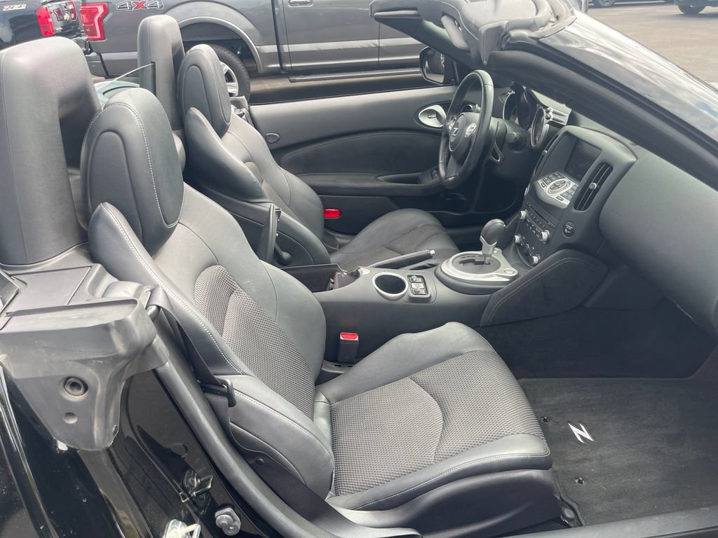 Used 2017 Nissan 370Z Touring RWD image 31