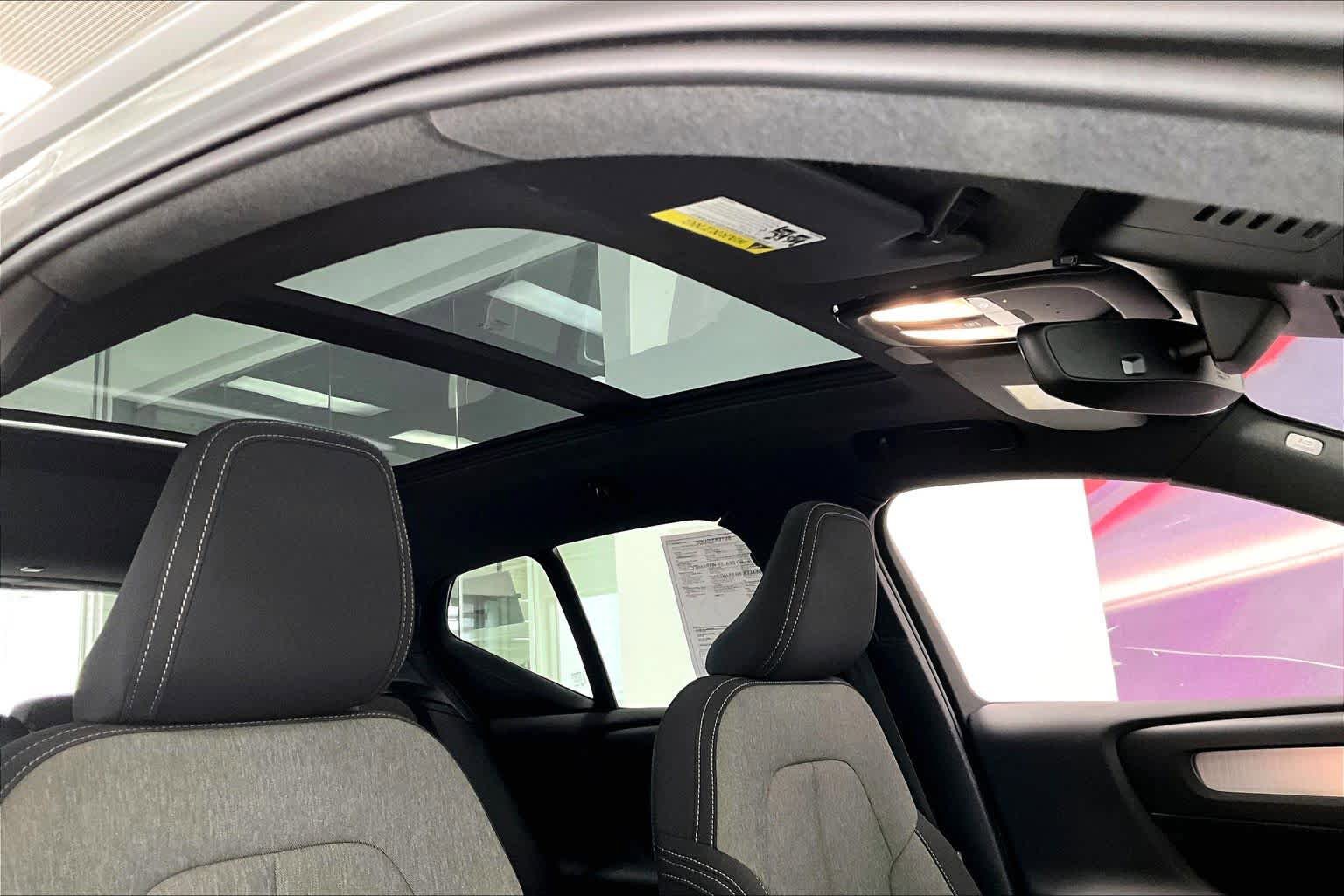 Used 2024 Volvo XC40 B5 Core image 28