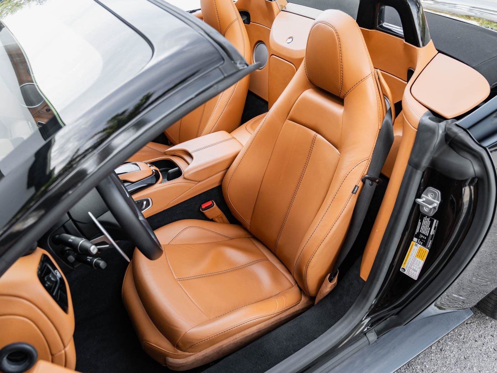 Used 2021 Aston Martin V8 Vantage Roadster RWD image 4