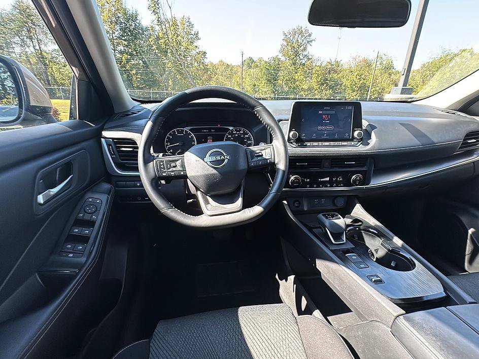 Certified 2025 Nissan Rogue SV FWD image 29