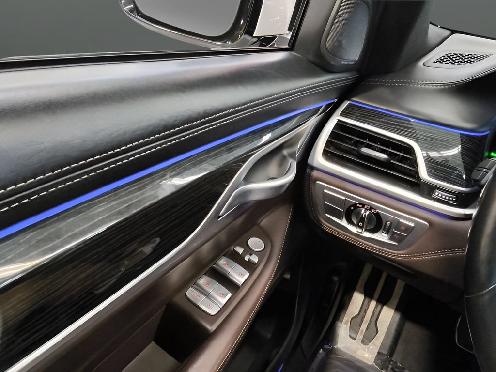 Used 2021 BMW 750i xDrive w/ Executive Package AWD/4WD image 29