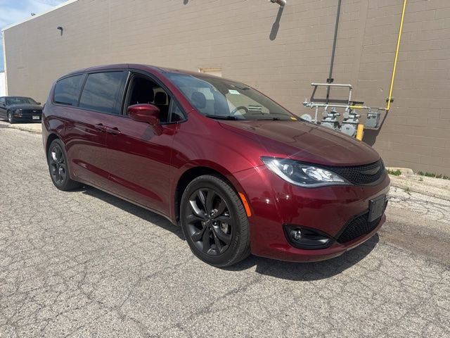 Used 2019 Chrysler Pacifica Touring Plus w/ S Appearance Package FWD image 3