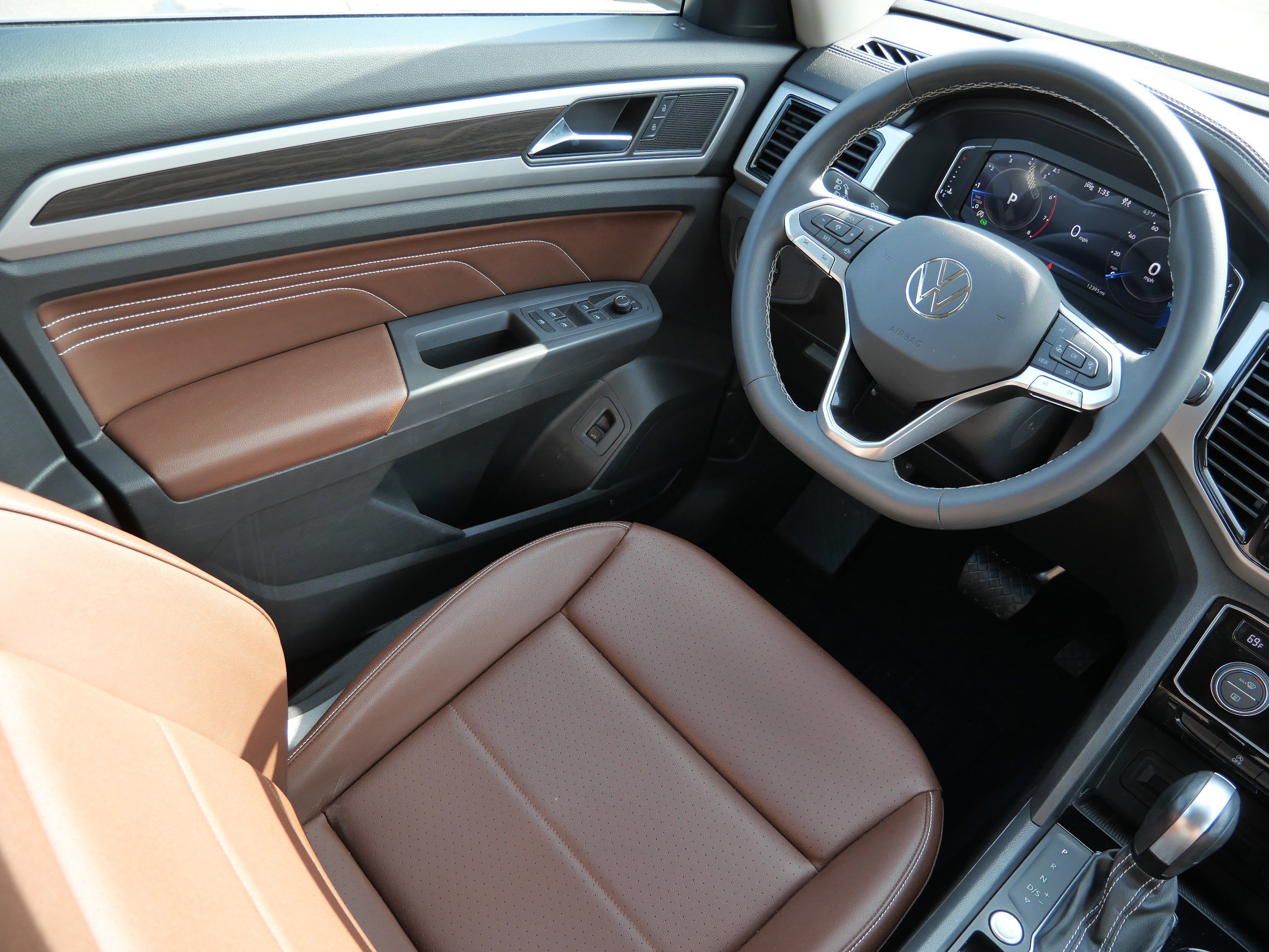 Certified 2023 Volkswagen Atlas SE w/ Black Wheel Package image 9