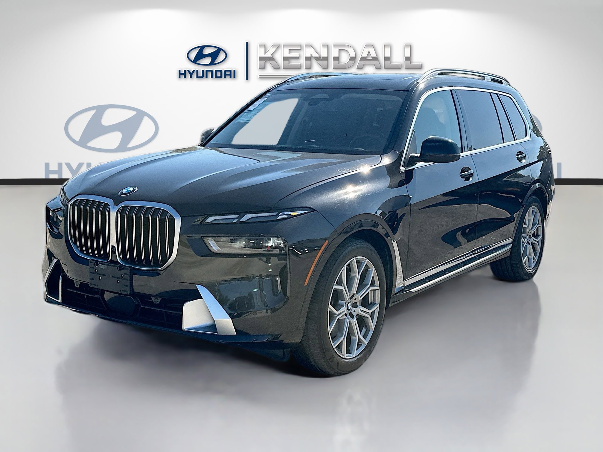 Used 2025 BMW X7 xDrive40i w/ Premium Package AWD/4WD image 3