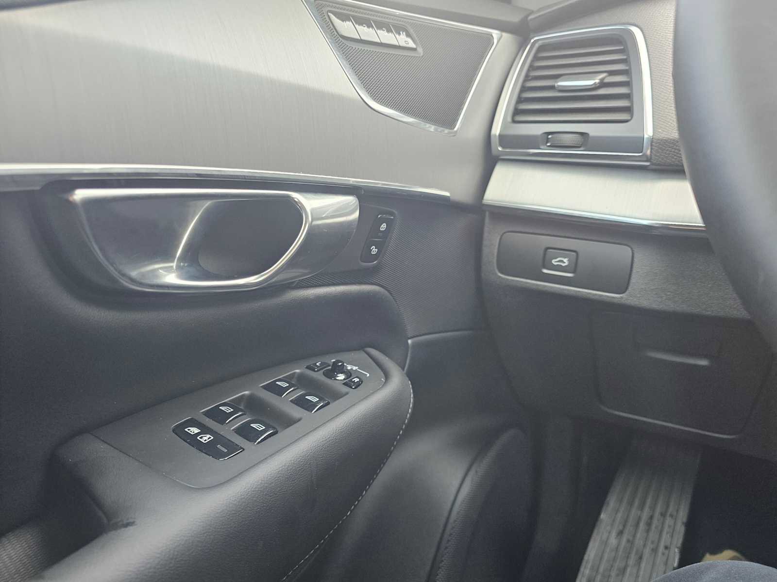 Used 2025 Volvo XC90 B5 Core w/ Protection Package Premier image 31