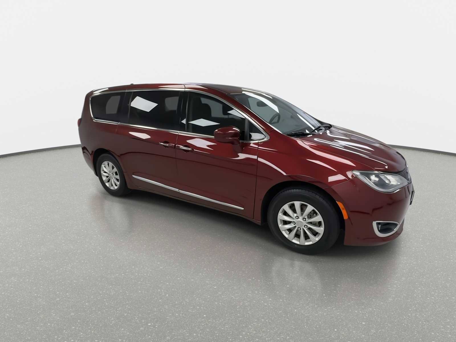 Used 2019 Chrysler Pacifica Touring Plus FWD image 2