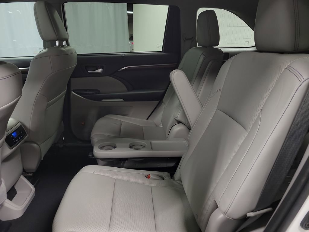 Used 2016 Toyota Highlander Limited image 23