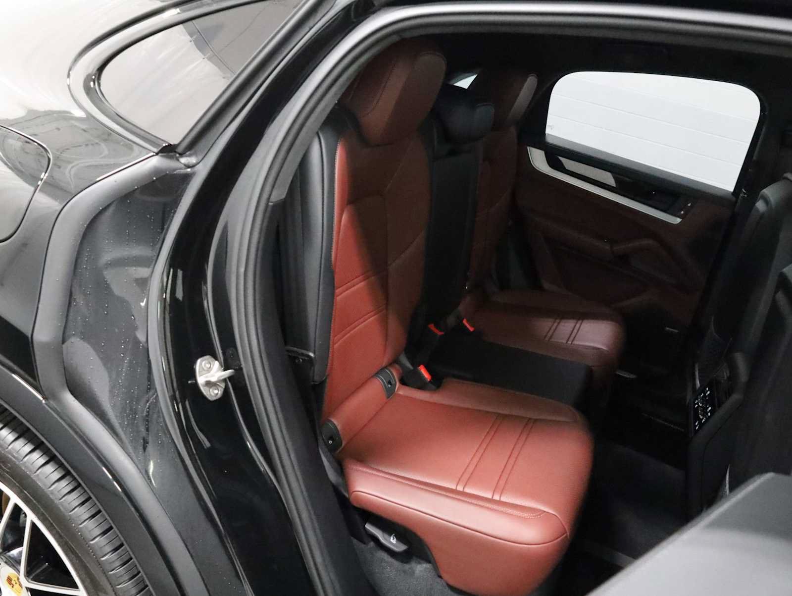 Certified 2024 Porsche Cayenne Turbo AWD/4WD image 37