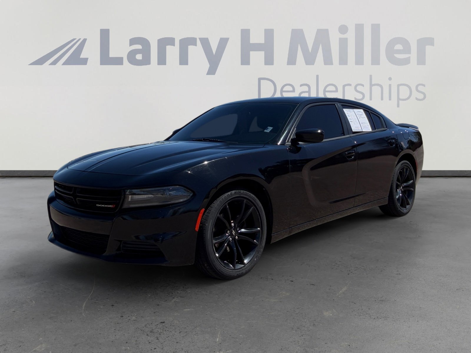 Used 2018 Dodge Charger SXT w/ Blacktop Package RWD image 1