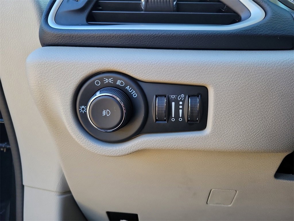 Used 2023 Chrysler Pacifica Touring-L image 16