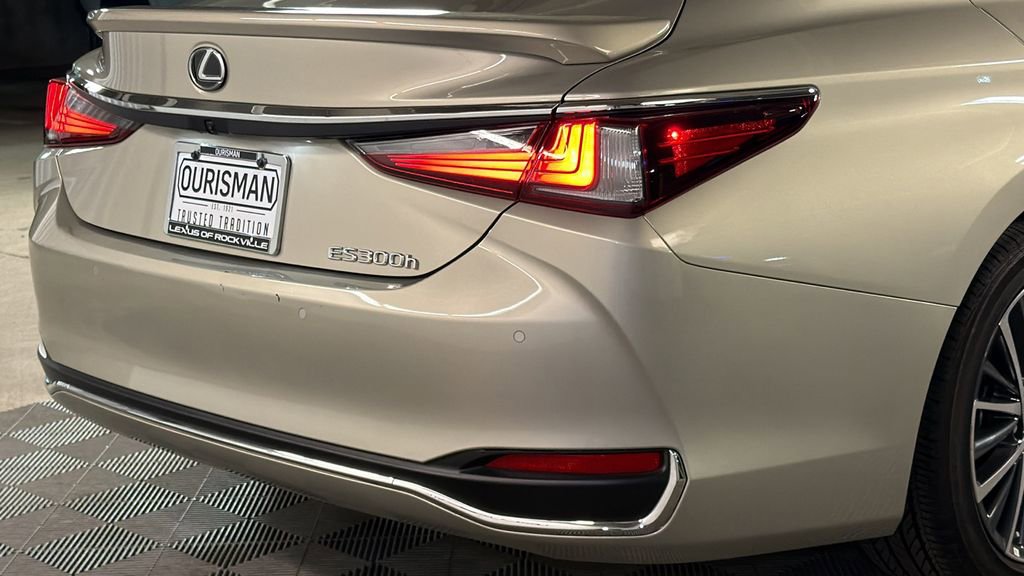 Used 2025 Lexus ES 300h w/ Premium Package image 9