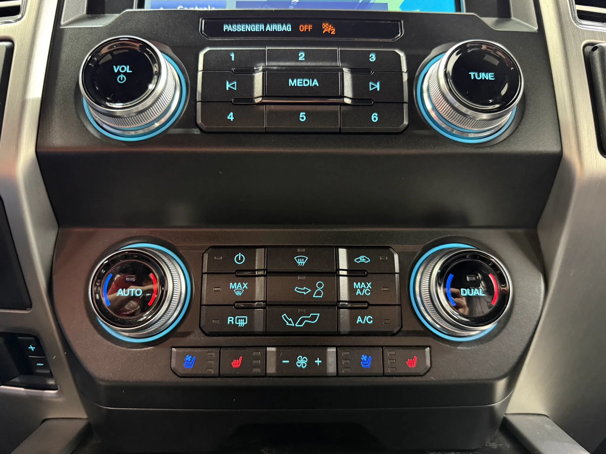 Used 2019 Ford F150 Platinum w/ Equipment Group 701A Luxury AWD/4WD image 26