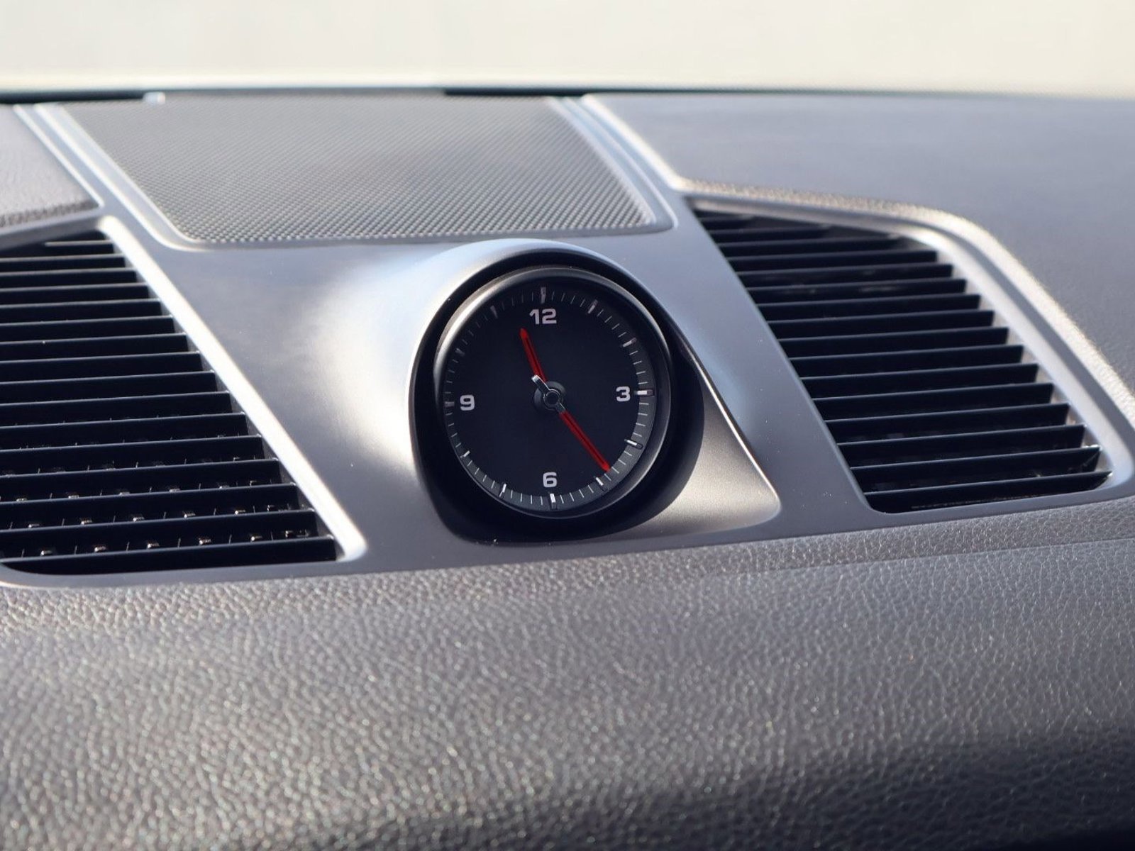 Certified 2023 Porsche Cayenne Platinum Edition image 28