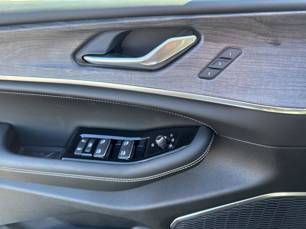 New 2025 Jeep Grand Cherokee Overland w/ MOPAR Finishing Package AWD/4WD image 8