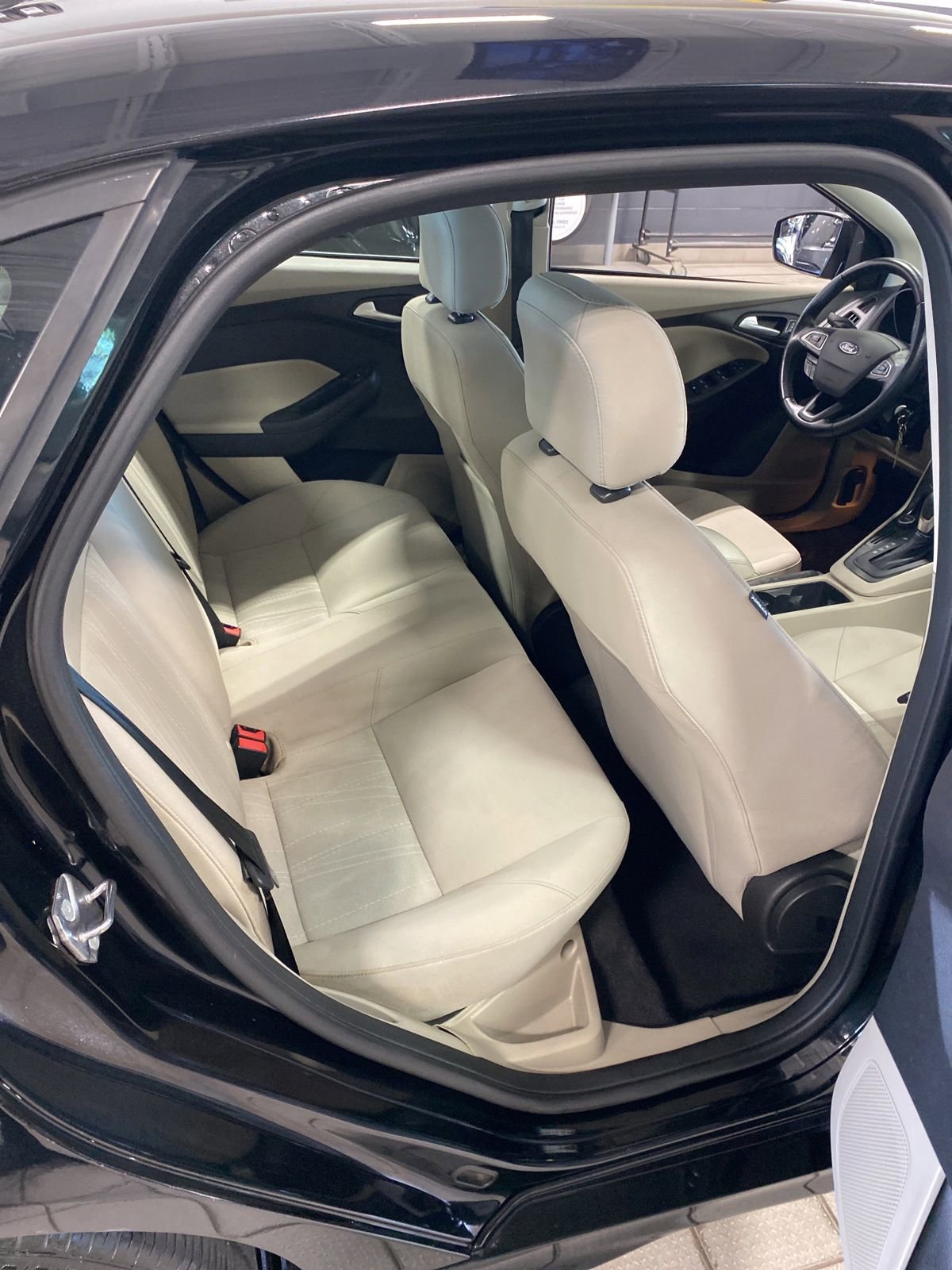 Used 2015 Ford Focus SE w/ SE Sport Package FWD image 23