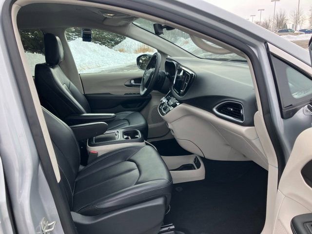 Used 2024 Chrysler Pacifica Touring-L image 4