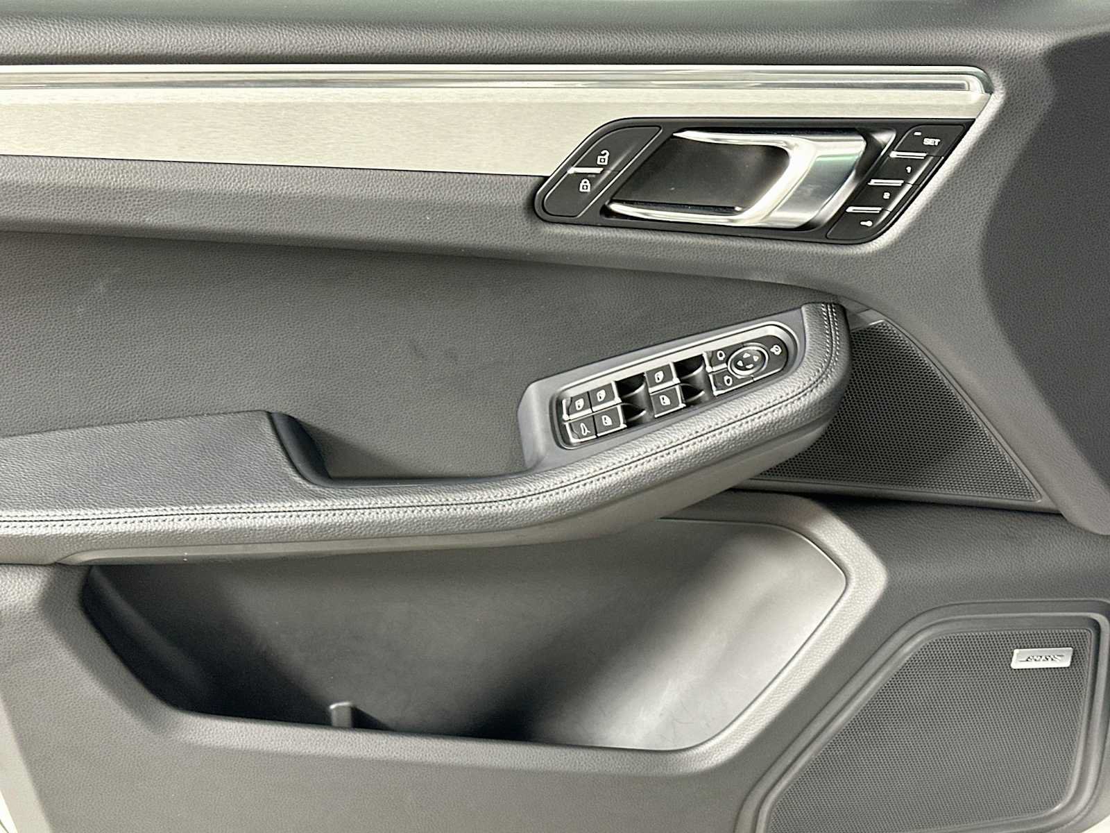 Certified 2026 Porsche Macan AWD/4WD image 11