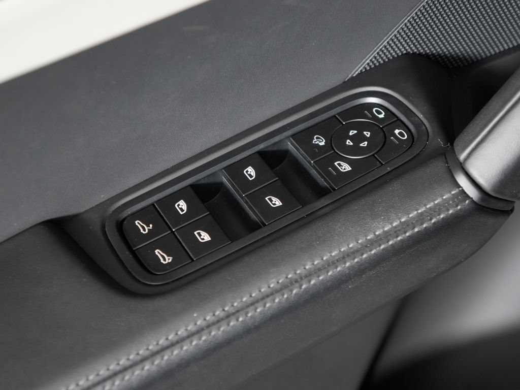 Certified 2025 Porsche Cayenne GTS AWD/4WD image 18