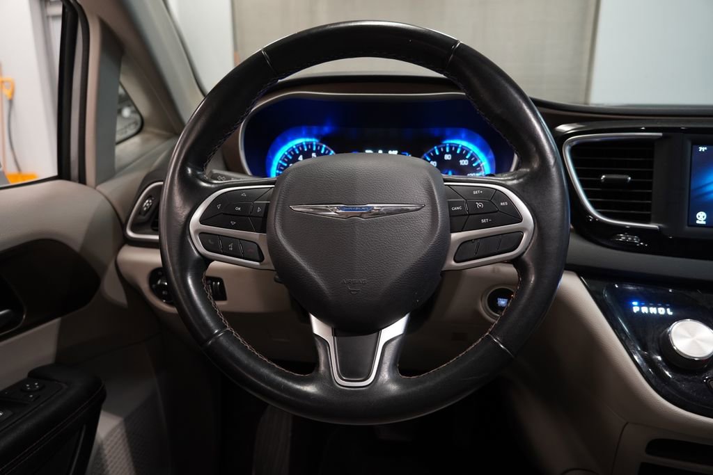 Used 2018 Chrysler Pacifica Touring-L FWD image 17