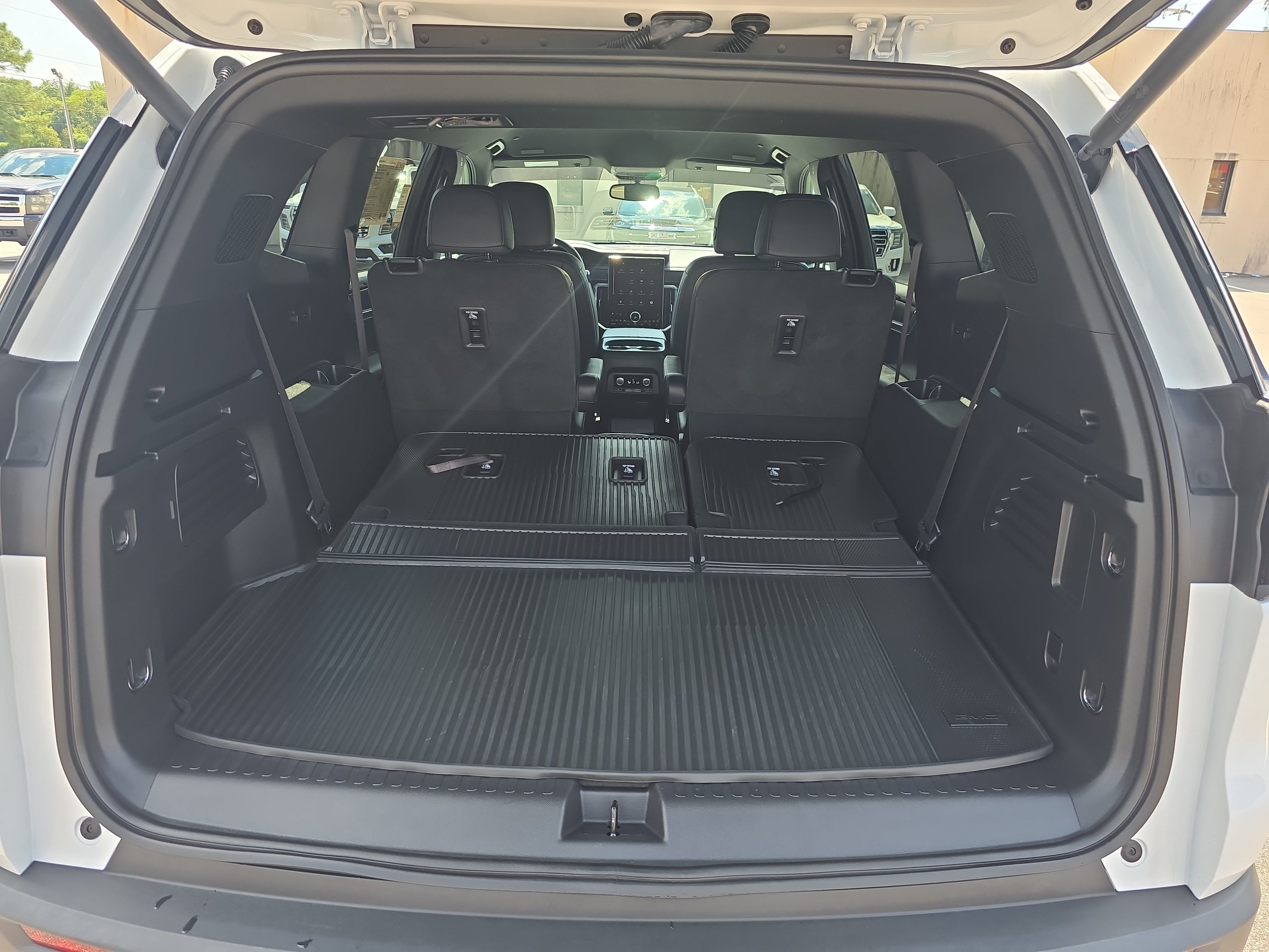 Used 2025 GMC Acadia Elevation w/ Elevation Premium Package FWD image 14
