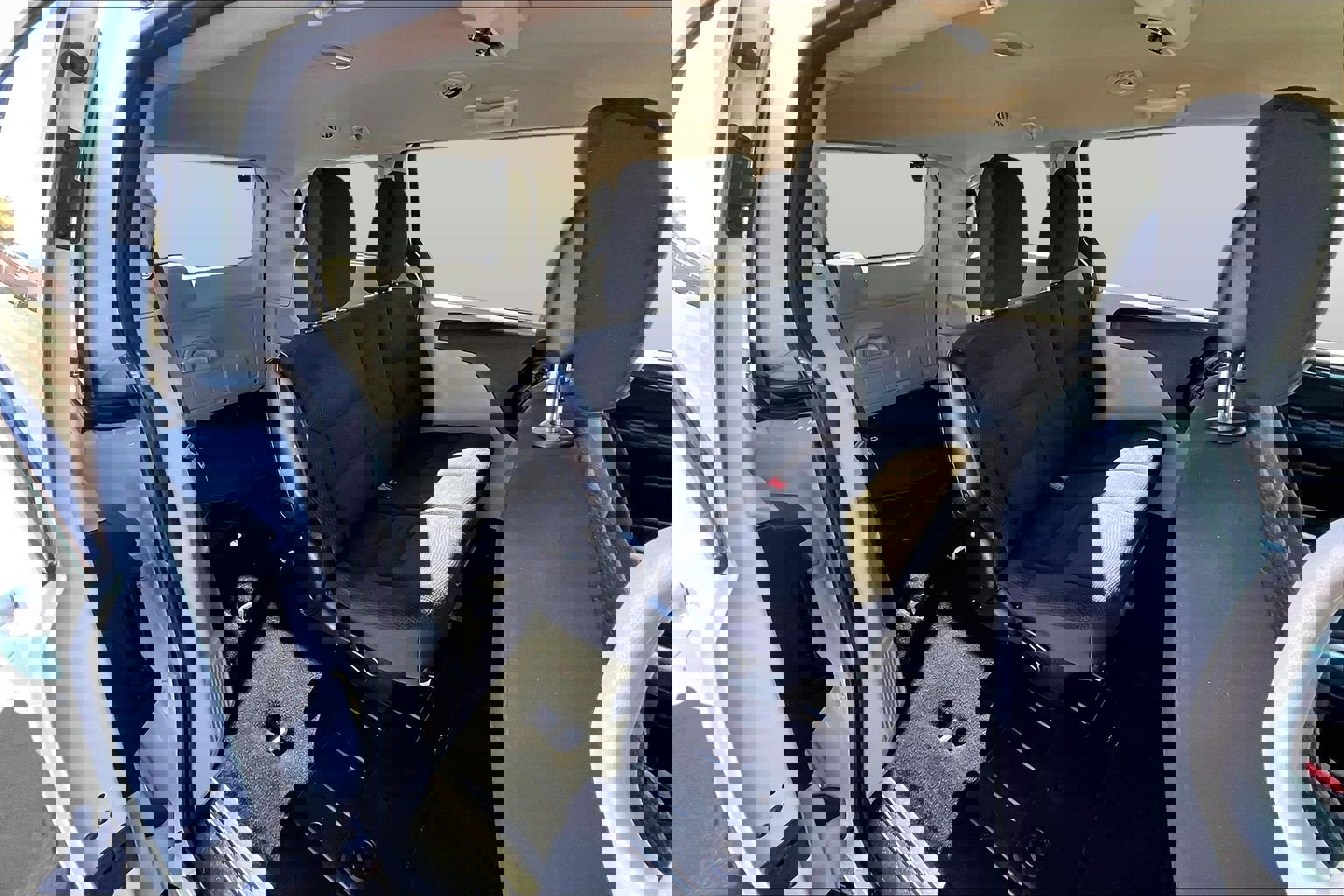 Used 2018 Dodge Grand Caravan SE w/ UConnect Hands-Free Group image 25