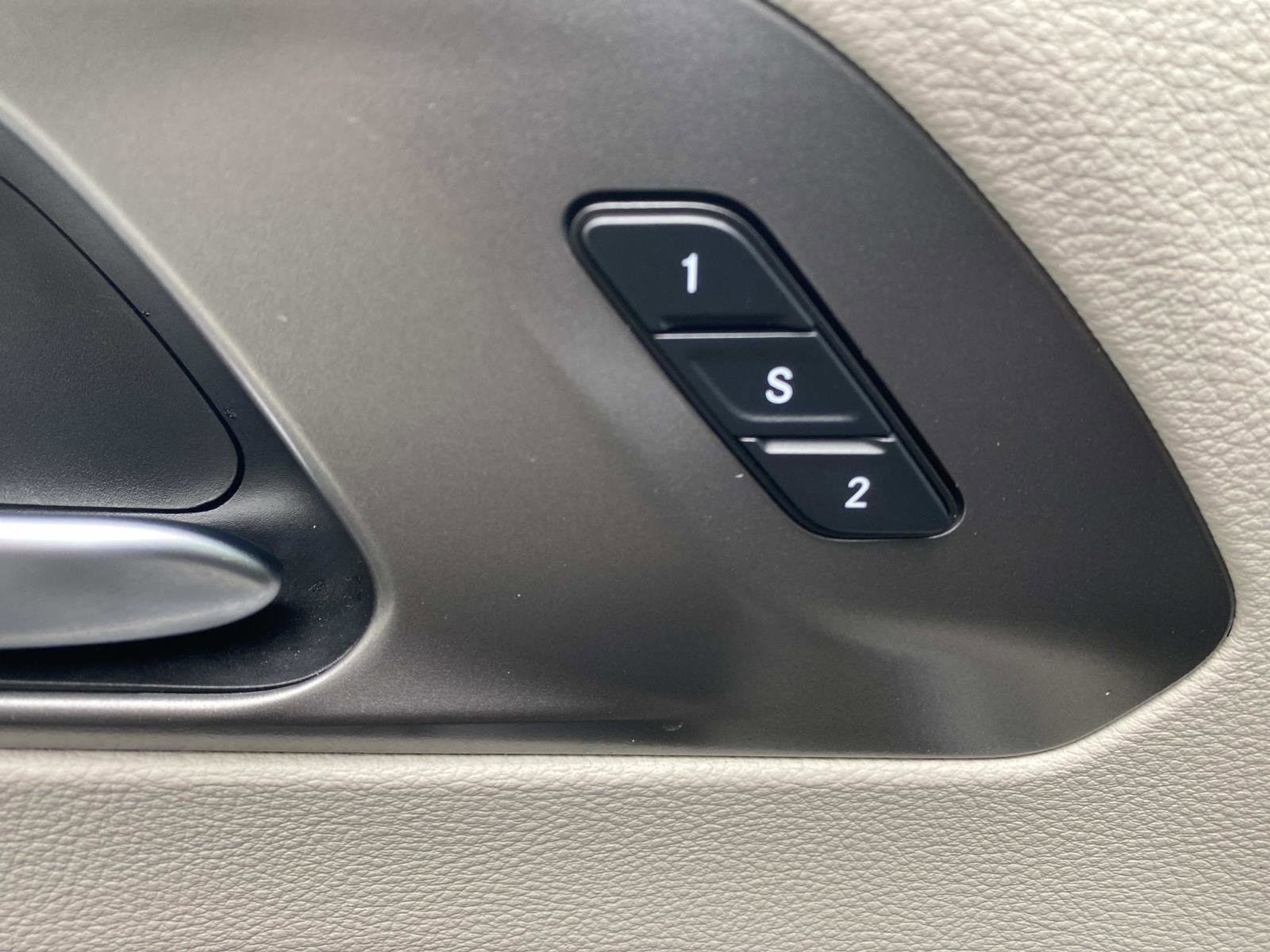 Used 2023 Chrysler Pacifica Touring-L image 15