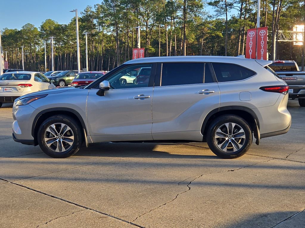 Certified 2024 Toyota Highlander XLE image 2