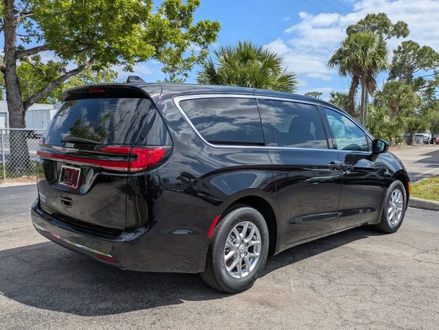 New 2026 Chrysler Pacifica Select FWD image 4