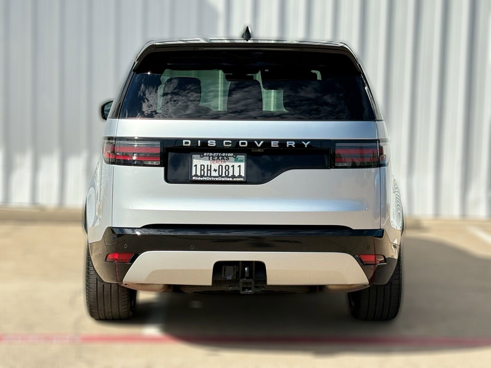 Used 2024 Land Rover Discovery Metropolitan Edition image 7