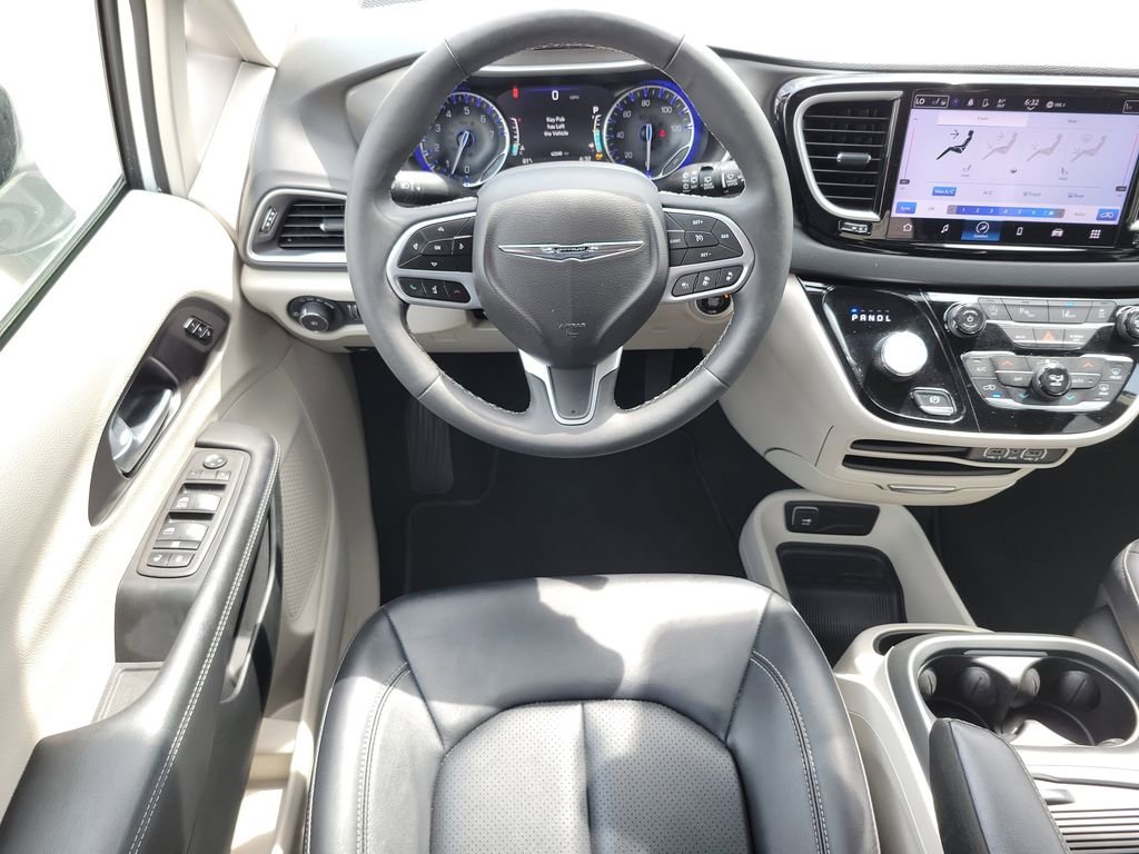 Used 2024 Chrysler Pacifica Touring-L FWD image 15
