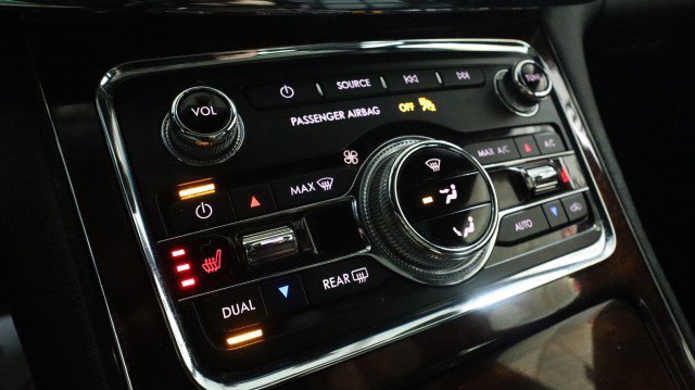 Used 2017 Lincoln Continental Select image 19