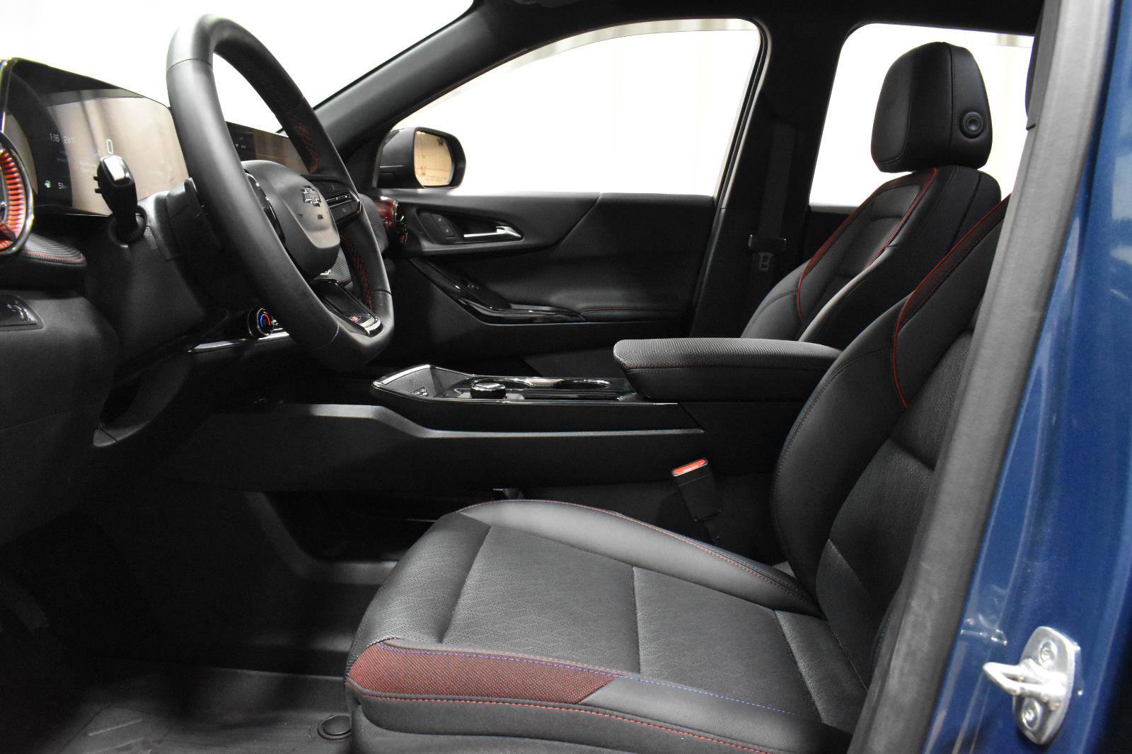 Used 2025 Chevrolet Equinox RS w/ Safety and Technology Package image 4