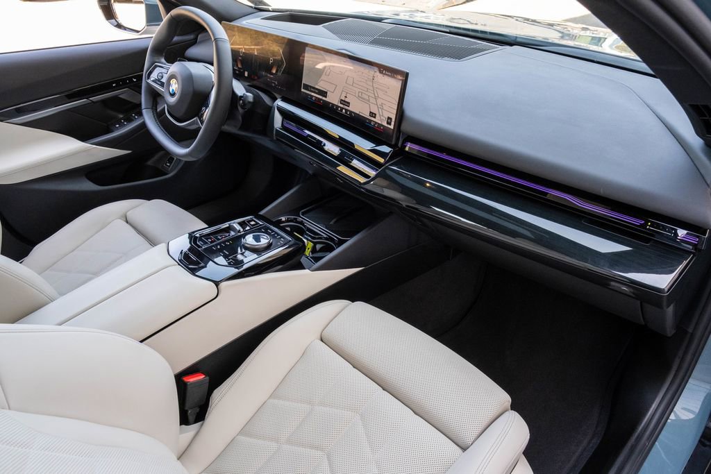 Used 2025 BMW 530i xDrive w/ Premium Package image 25