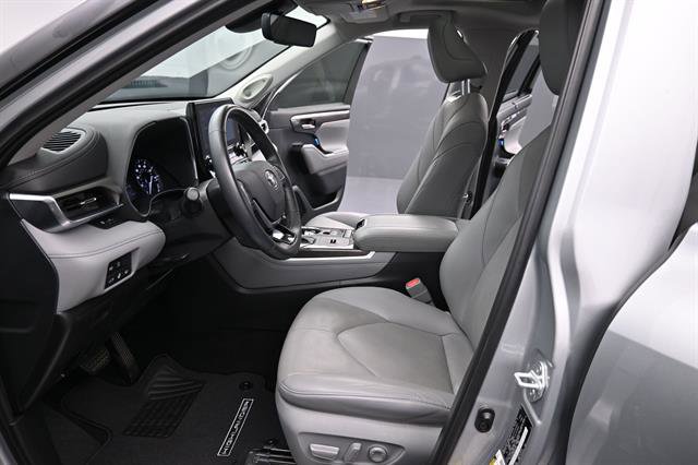 Used 2021 Toyota Highlander Limited FWD image 16