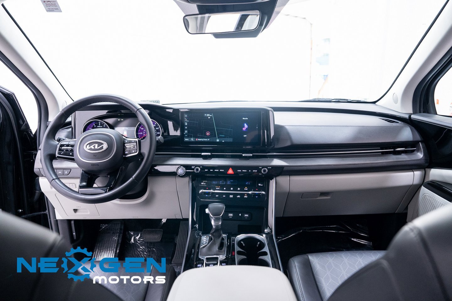 Used 2024 Kia Carnival EX image 7