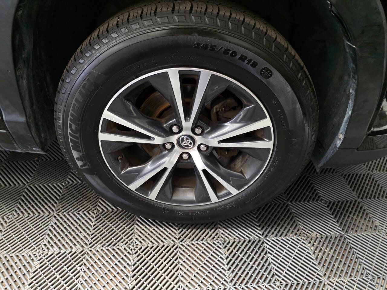 Used 2019 Toyota Highlander LE image 35