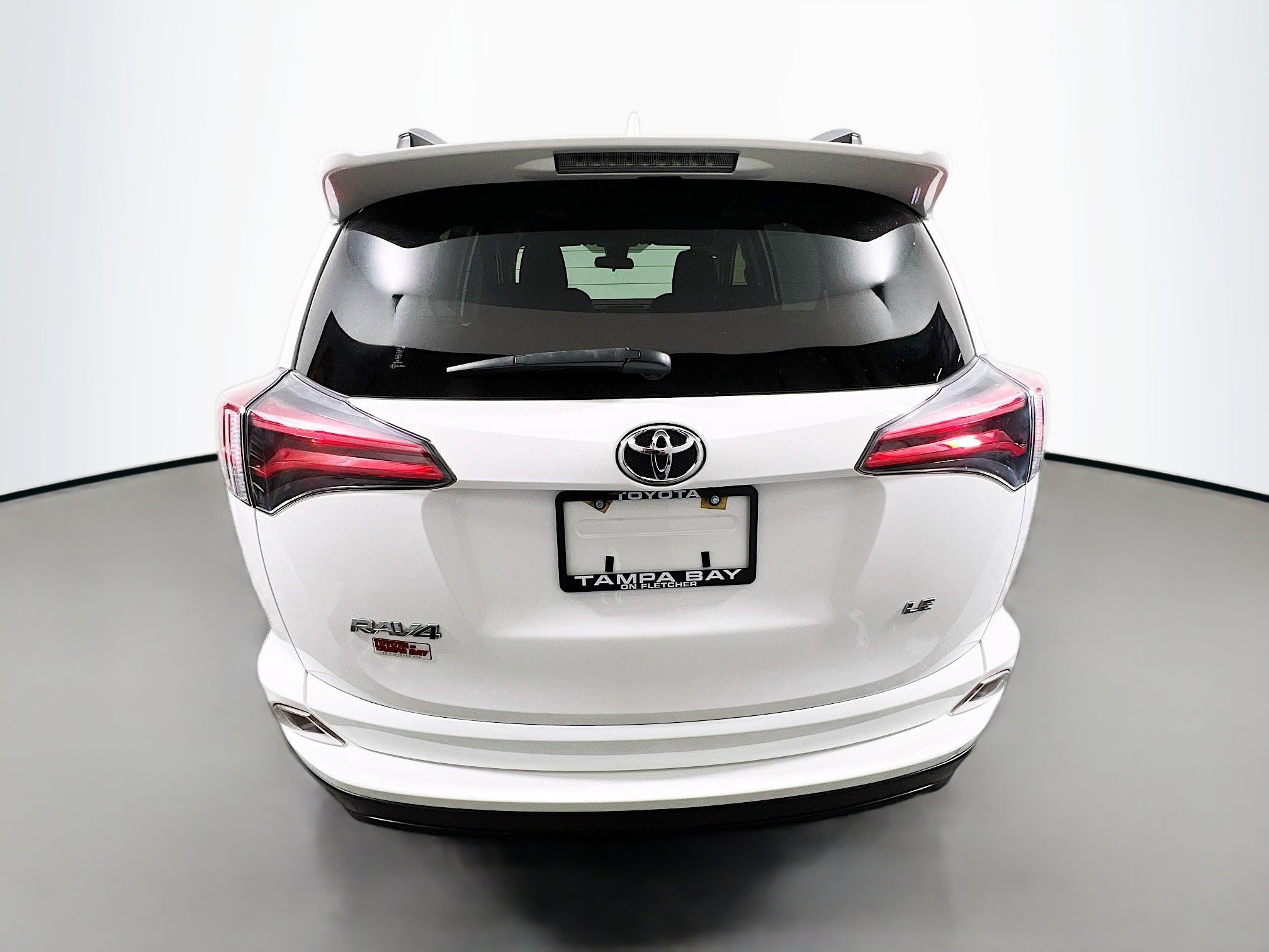 Used 2018 Toyota RAV4 LE FWD image 6