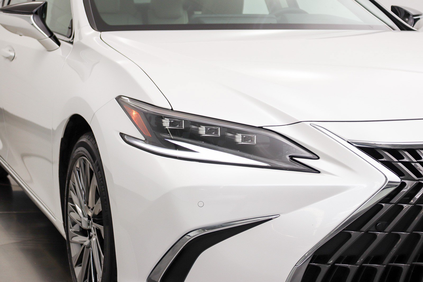 Used 2024 Lexus ES 300h w/ Luxury Package FWD image 9