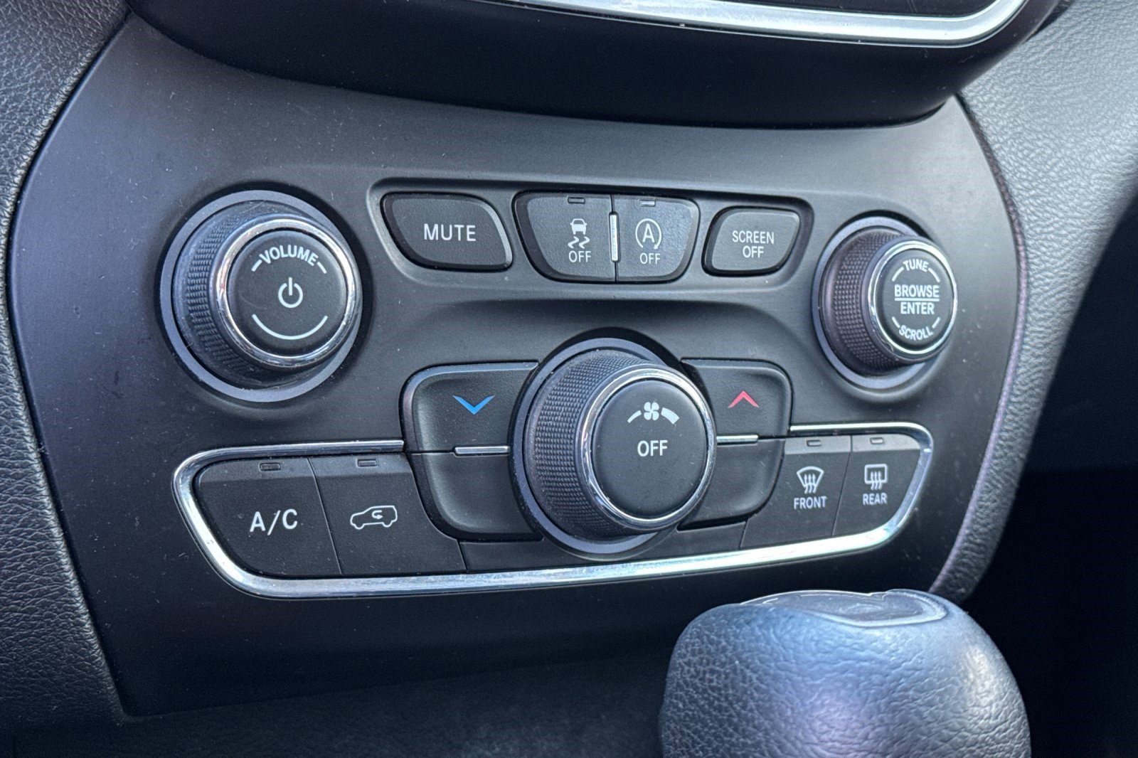 Used 2019 Jeep Cherokee Latitude w/ Popular Appearance Group image 17