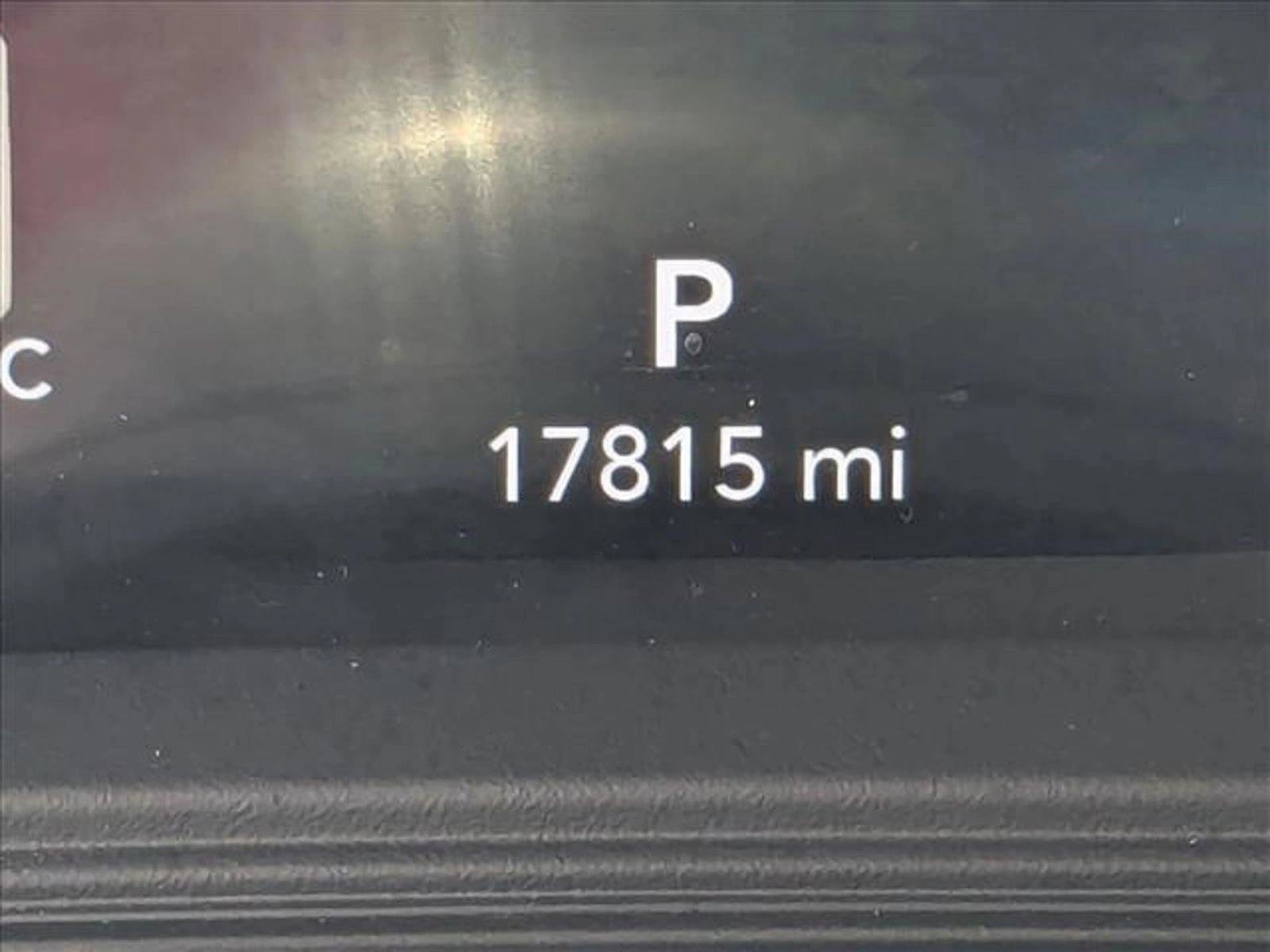 Used 2024 Jeep Wrangler Unlimited Sahara AWD/4WD image 9
