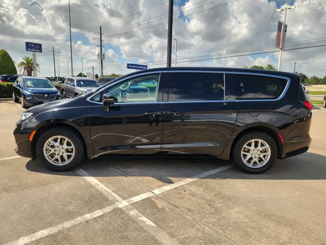 Used 2024 Chrysler Pacifica Touring-L FWD image 4
